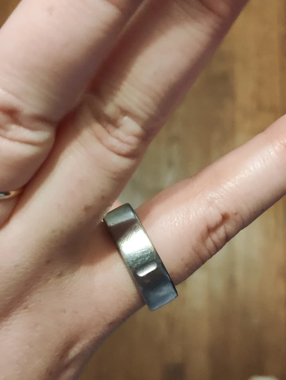 Silver Oura Ring Generation 4 Size 12 and charging base